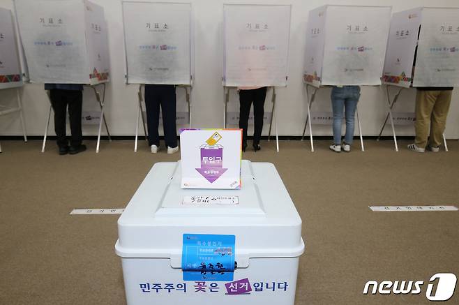 제8회 전국동시지방선거 사전투표가 시작된 27일 대전시청에 마련된 투표소에서 유권자들이 투표를 하고 있다. 2022.5.27/뉴스1 © News1 김기태 기자