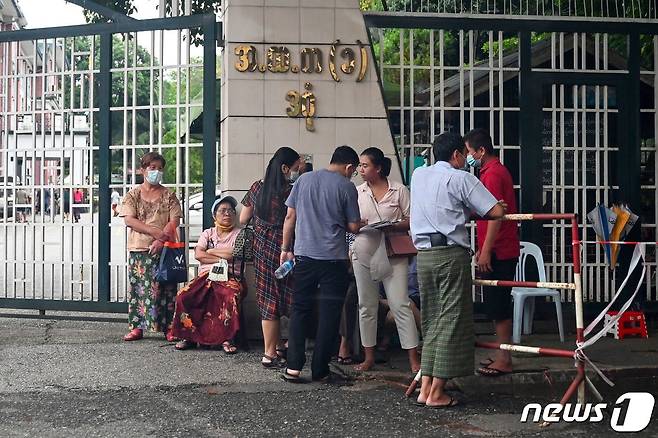 31일 미얀마 수도 양곤 소재 한 학교 앞에서 학부모들이 자녀들을 기다리고 있다. © AFP=뉴스1 © News1 정윤미 기자