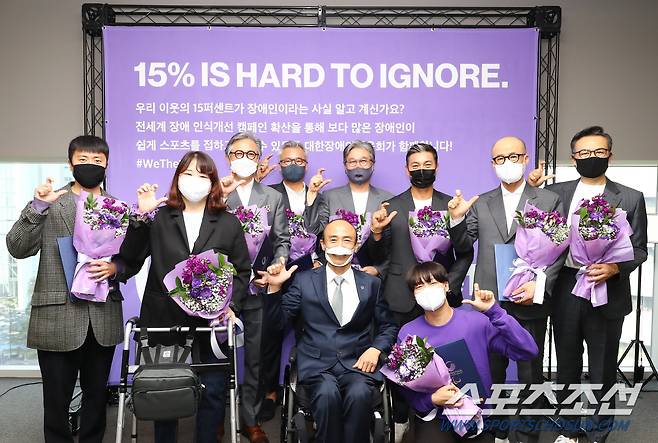 11일 서울 광화문 소재 회의실에서 진행된 위더피프틴(#WeThe15) 캠페인 소셜미디어 홍보대사 위촉식에서 참석 기자들이 숫자 15(전세계 인구의 15%가 장애인이라는 의미)를 의미하는 수어 표현에 동참하고 있다. 사진제공=대한장애인체육회