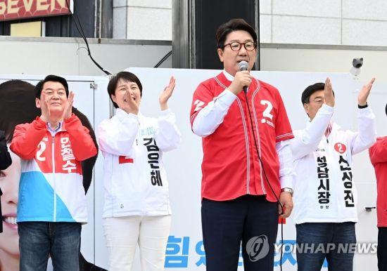 국민의힘 권성동 원내대표가 31일 경기 성남시 분당구 야탑역 앞에서 열린 중앙선대위 경기도 총집결 필승 유세에서 지지를 호소하고 있다. 왼쪽부터 안철수 성남분당갑 국회의원 후보, 김은혜 경기도지사 후보, 권 원내대표, 신상진 성남시장 후보. [국회사진기자단] uwg806@yna.co.kr