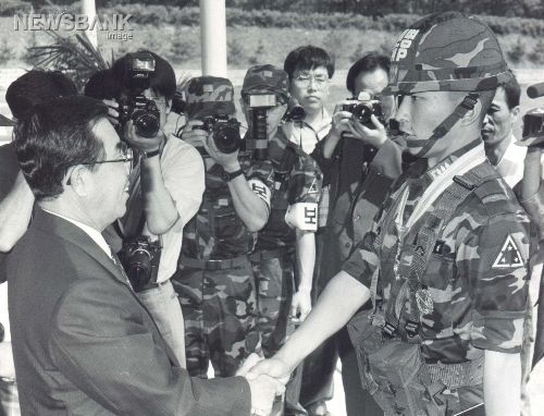 1992년5월 은하계곡 대침투작전에서 북한 무장공비 4명을 전원 사살한 공로로 당시 김승겸 중대장(대위)이 최세창 국방장관으로부터 을지무공훈장을 수여받고 있다. /뉴스뱅크 이미지