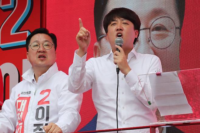 국민의힘 이준석 대표가 30일 오전 대전 서구 둔산동 KB국민은행에서 열린 이장우 대전시장 후보 지원 유세를 하고 있다. /신현종 기자