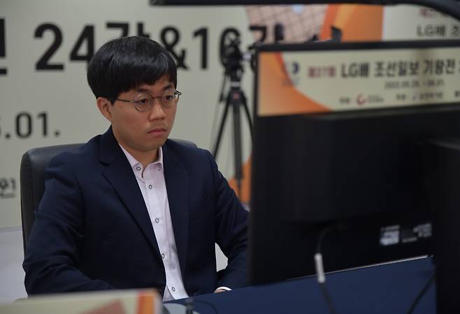 25회 LG배 챔프 신민준. 당시 결승 상대였던 커제를 또 한 번 그로기까지 몰아붙였으나 아쉽게 역전패, 탈락했다.