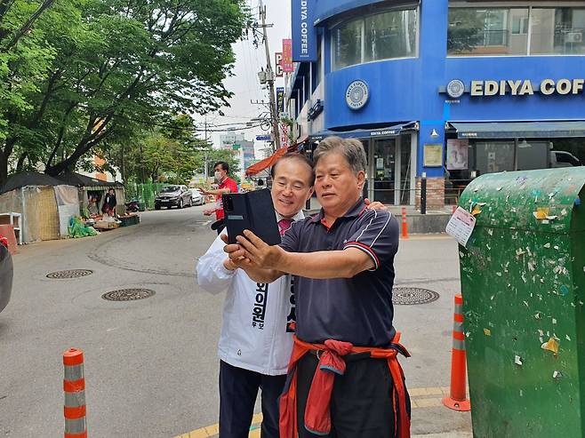 윤형선 국민의힘 인천 계양을 국회의원 보궐선거 후보가 30일 오전 10시쯤 인천시 계양구 일대에서 지지자와 사진을 찍고 있다. /오귀환 기자