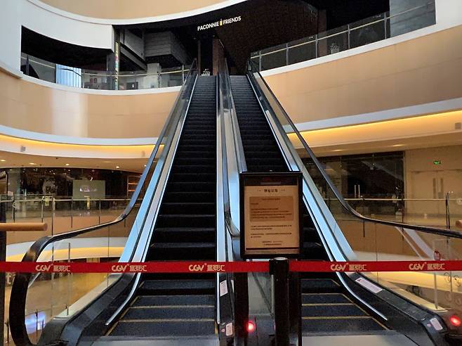 중국 베이징의 한 쇼핑몰 안에 있는 CGV 영화관이 코로나 방역을 이유로 4월 28일부터 영업을 중단했다. /김남희 특파원