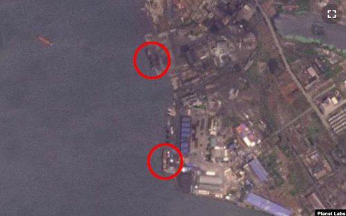 26일 미국 민간위성 업체 ‘플래닛랩스’가 촬영한 북한 송림항 일대 위성사진. 검은 물체를 가득 실은 선박 등 총 2척(원 안)의 선박이 포착됐다.