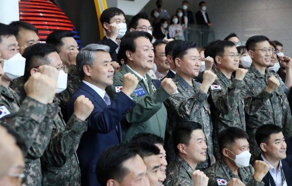 [서울=뉴시스] 전신 기자 = 윤석열 대통령이 30일 서울 용산구 국방부·합참 청사를 방문해 이종섭 국방부 장관, 원인철 합참의장 등 직원들과 기념촬영하고 있다. 2022.05.30. photo1006@newsis.com /사진=뉴시스