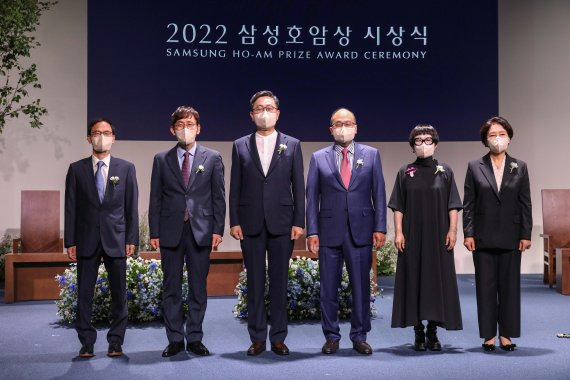 삼성호암상 수상자들이 5월 31일 서울신라호텔 다이너스티홀에서 열린 '2022 삼성호암상 시상식'에서 기념 촬영을 하고 있다. (왼쪽부터) 과학상 물리·수학부문 오용근 포스텍 교수, 과학상 화학·생명과학부문 장석복 카이스트 특훈교수, 공학상 차상균 서울대 교수, 의학상 키스 정 하버드의대 교수, 예술상 김혜순 시인, 사회봉사상 하트-하트재단 신인숙 이사장