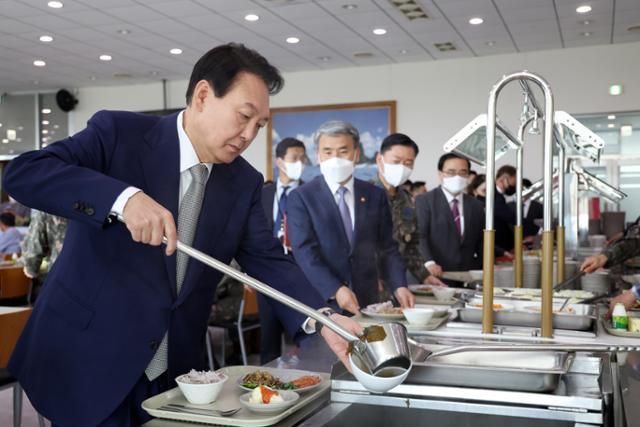 윤석열 대통령이 30일 서울 용산구 국방부·합참 청사를 방문해 구내식당에서 직원들과 오찬을 위해 음식을 담고 있다. 대통령실 제공