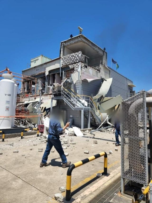 여수국가산업단지 내 한 공장 사무실서 원인 모를 폭발이 발생, 3명이 부상을 입고 병원에서 치료를 받고 있다. 여수소방서 제공