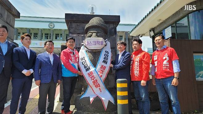 이준석(사진 오른쪽 세번째) 국민의힘 당대표가 오늘(31일) 제주도청 앞에서 김포공항 이전 반대 퍼포먼스를 벌이는 모습