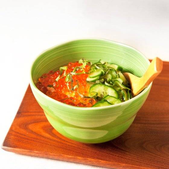 연어의 고소함과 연어알, 오이의 다양한 식감을 즐길 수 있는 연어구이 덮밥. 사진 송미성