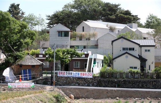 경남 양산시 평산마을 문재인 전 대통령 사저 주변에 문 전 대통령 비판 단체 시위로 인한 이지역 주민들의 피해 호소 현수막이 걸려져 있다. 뉴스1