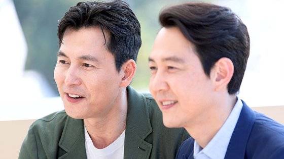 제75회 칸 국제영화제 미드나잇 스크리닝 부문에 초청된 영화 ‘헌트’의 감독 이정재와 주연 정우성이 21일(현지시간) 행사가 열리고 있는 프랑스 남부 칸 ‘팔레 데 페스티벌’(Palais des Festival)에서 국내 언론을 대상으로 라운드 인터뷰를 진행하고 있다. 뉴스1