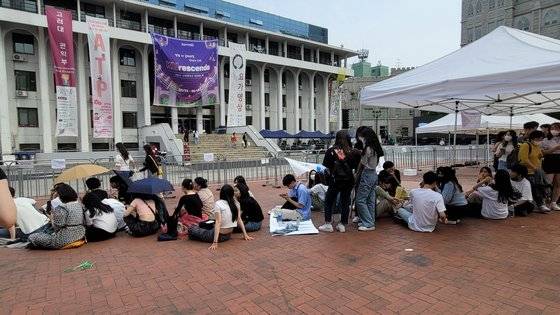 25일 오후 서울 성북구 고려대학교에 재학생이 재학생존(재학생들만 들어갈 수 있는 공간)에 입장하기 위해 줄을 서서 기다리고 있다. 학생들은 돗자리를 펴고 양산 등을 들고 뙤약볕에서 대기했다. 함민정 기자