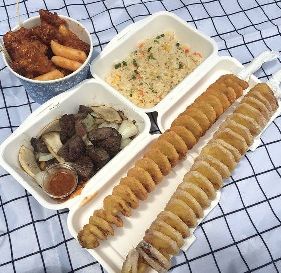 서울 성북구 고려대학교 대학 축제에서 판매하는 음식들. 밀실팀은 닭강정, 회오리감자, 스테이크, 볶음밥을 구입했다. 김민수 인턴