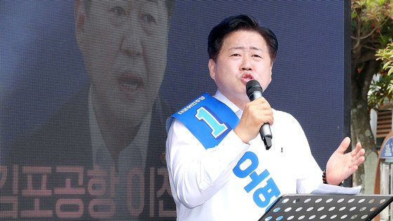 오영훈 더불어민주당 제주도지사 후보가 29일 오후 제주시청 인근에서 이재명 인천 계양을 국회의원 후보의 '김포공항 이전' 공약 관련 긴급 기자회견을 진행하고 있다. 뉴스1