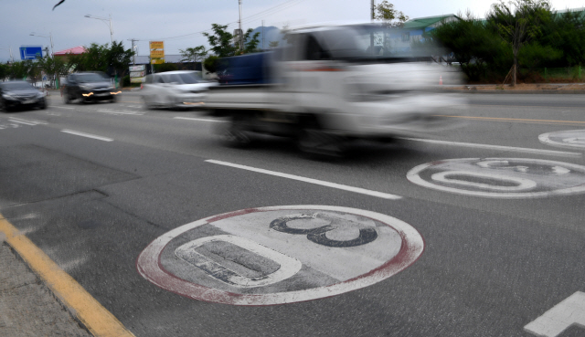▲ 강원경찰청이 안전속도 5030에 대한 실효성 검토에 돌입한 가운데 30일 춘천의 한 초등학교 앞 도로를 차량들이 30㎞ 속도제한에 맞춰 지나가고 있다.  김정호