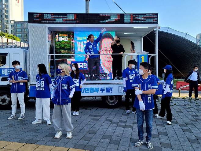 배국환 더불어민주당 성남시장 후보가 31일 경기 성남시 분당구 벌말사거리에서 인사를 하고 있다. 배국환 더불어민주당 성남시장 후보 캠프 제공