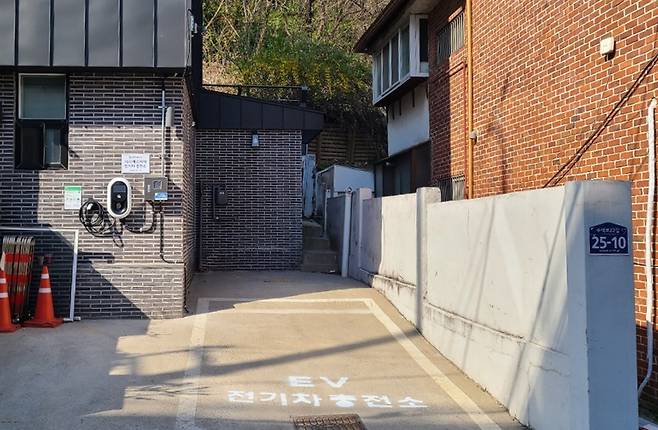 EV charger in front of a house in Seoul (Yonhap)