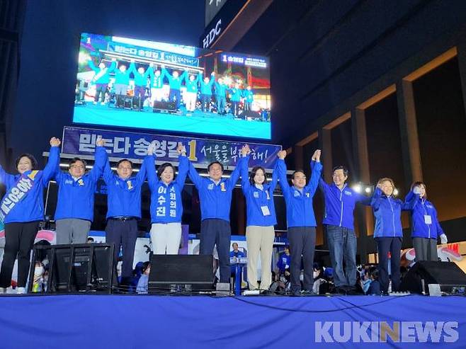 송영길 더불어민주당 서울시장 후보는 31일 당 의원들과 함께 지지를 호소하고 있다. 사진=이승은 기자