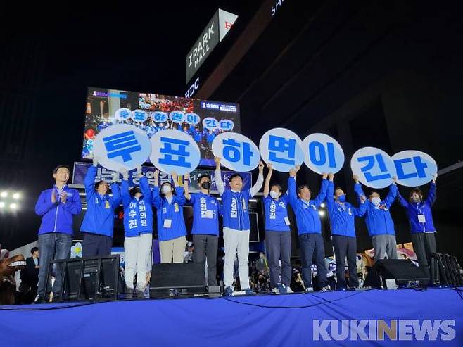 송 후보는 31일 서울 용산역광장에서 열린 마지막 집중유세에서 당 지도부와 함께 "투표하면 이긴다"는 피켓을 들어 보이고 있다.   사진=이승은 기자