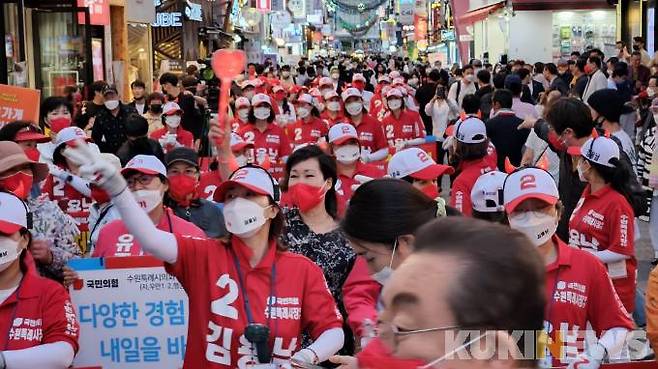 수원역 앞 역전테마거리 중앙광장에 모인 국민의힘 지지자들.   사진=황인성 기자