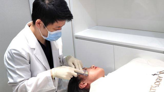 한 여성이 스킨 부스터 시술을 받고 있다. 시술 전에 자신의 피부 상태 및 질환에 대한 정확한 진단과 전문의 상담을 받고 발생할 수 있는 부작용과 시술 후 주의할 점 등에 대한 설명을 충분히 들어야 한다. 아이디피부과병원 제공