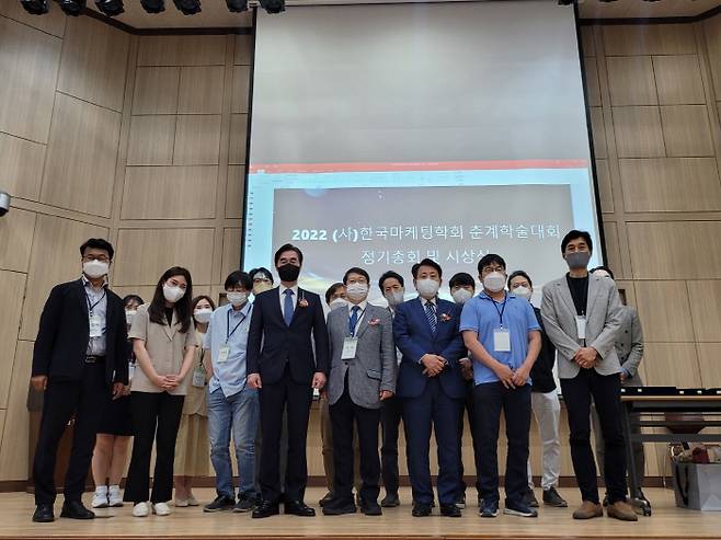 지난 27일 고려대 세종캠퍼스에서 열린 한국마케팅학회 춘계학술대회에서 이성호 학회장(앞줄 왼쪽 여섯번째)과 참석자들이 기념촬영을 하고 있다. [사진 제공 = 한국마케팅학회]