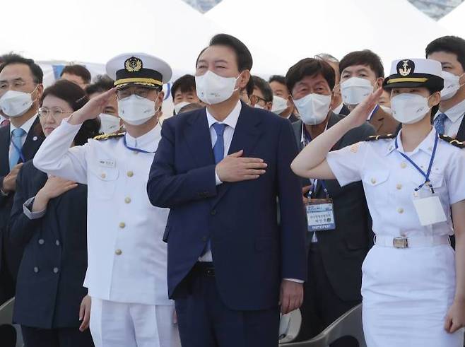 [부산=뉴시스] 홍효식 기자 = 윤석열 대통령이 31일 부산항 국제여객터미널 크루즈 부두에서 열린 제27회 바다의 날 기념식에서 국기에 대한 경례를 하고 있다. (대통령실통신사진기자단) 2022.05.31.