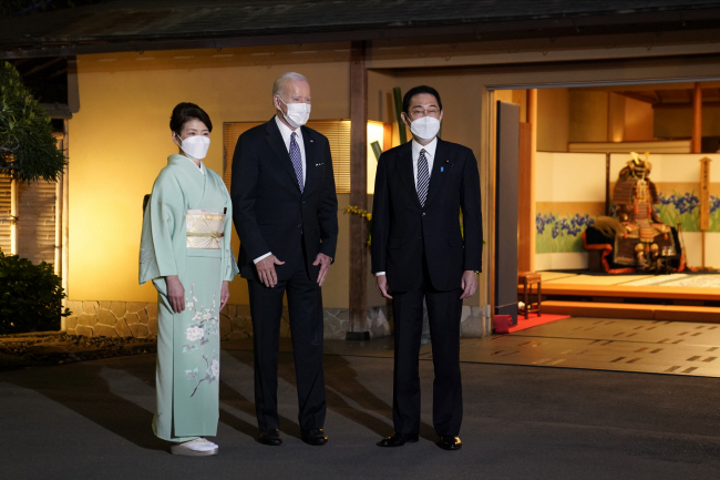 조 바이든(가운데) 미국 대통령이 지난 23일 도쿄 핫포엔에서 열린 기시다 후미오(오른쪽) 일본 총리와의 만찬에 앞서 기시다 총리 부부와 기념 촬영을 하고 있다. AP