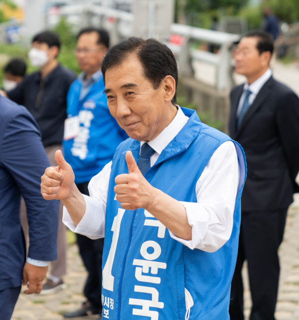 더불어민주당 박윤국 포천시장 후보가 31일 포천시내에서 전력을 다해 마지막 유세를 펼치고 있다.