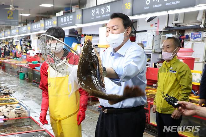 [부산=뉴시스] 홍효식 기자 = 윤석열 대통령이 31일 부산 중구 자갈치시장을 방문해 활어를 뜰채로 건져 올리고 있다. 2022.05.31. yesphoto@newsis.com