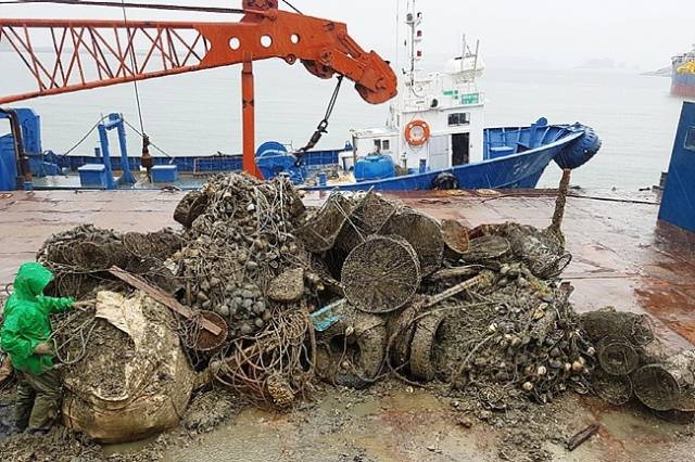 ▲ 바다에서 건져 올린 폐어구들. 해양환경공단이 지난해 전국 주요 항만 및 해역에서 수거한 바다 속 침적쓰레기는 총 3656여 톤에 달한다. ⓒ해양환경공단