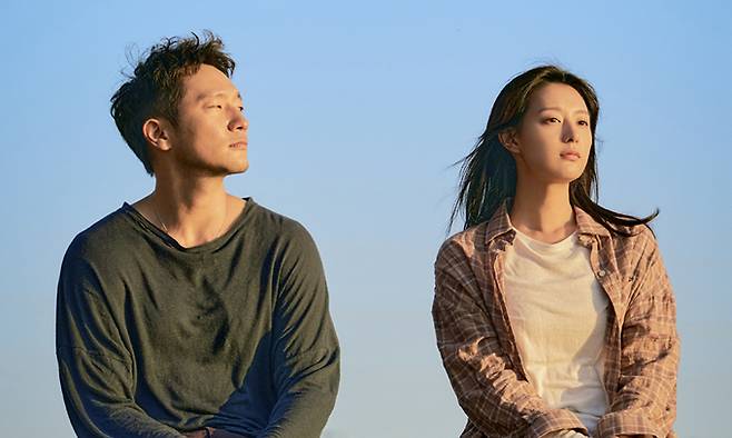 공허한 삶에서 서로를 찾아내고 사랑을 지킨 염미정(김지원)과 구씨(손석구).