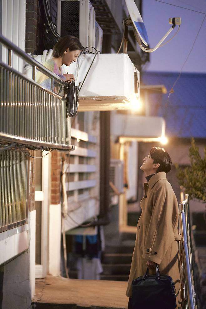 늦깎이 커플인 염기정(이엘)과 조태훈(이기우)은 오해의 기로에서 진심으로 소통하며 다시 사랑을 이어 간다. SLL 제공
