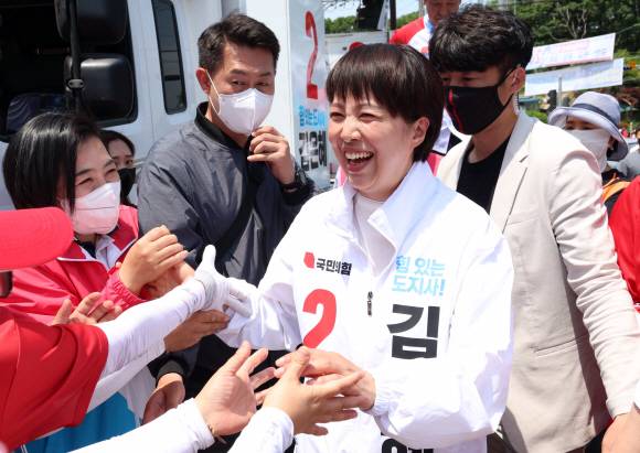 김은혜 국민의힘 경기지사 후보가 31일 경기도 광주시 오포읍 신현리 태재로 사거리에서 총력 유세를 펼치고 있다. 김명국 기자