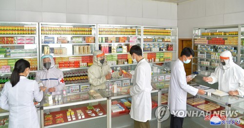 의약품 공급에 투입된 북한 군의관들./연합뉴스
