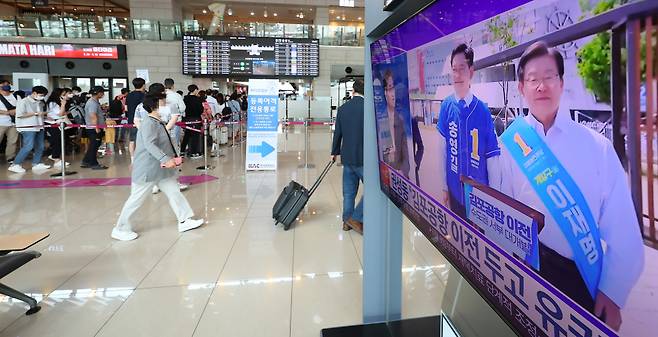 김포공항 이전 이슈가 6·1 지방선거와 국회의원 보궐선거의 이슈로 확산하고 있는 31일 오전 서울 김포공항 국내선 탑승장에 설치된 TV 화면에 관련 뉴스가 나오고 있다. Ⓒ연합뉴스