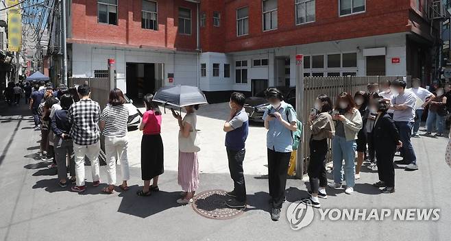 지난 27일 오후 서울 중구 소공동 사전투표소에서 유권자들이 투표하기 위해 줄을 서있다. [연합뉴스 자료사진]