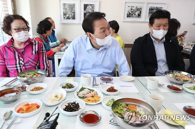 어업인 및 시장 상인과 오찬 간담회 하는 윤석열 대통령 (부산=연합뉴스) 안정원 기자 = 윤석열 대통령이 31일 부산 중구 자갈치 시장을 방문, 어업인 및 시장 상인과 오찬 간담회를 하고 있다. 2022.5.31 [대통령실통신사진기자단] jeong@yna.co.kr