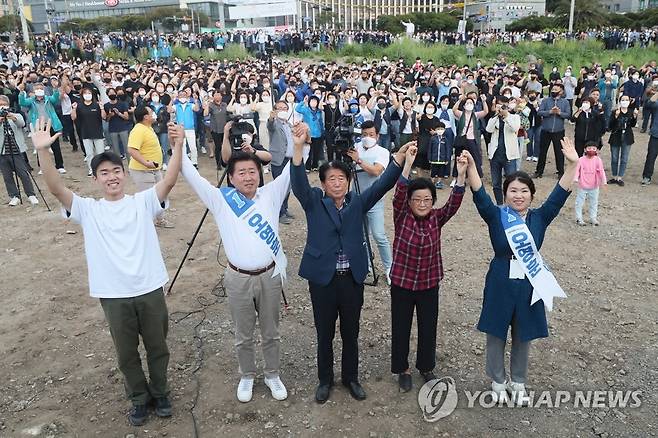 총력 유세서 가족과 함께 인사하는 오영훈 후보 (제주=연합뉴스) 박지호 기자 = 더불어민주당 오영훈 제주도지사 후보가 31일 오후 제주시 신광사거리에서 열린 총력 유세 도중 가족과 함께 인사하고 있다. 2022.5.31 jihopark@yna.co.kr