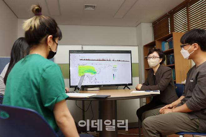 경북대학교 지구시스템과학부 박선영 교수가 연구원들과 프레온가스(CFC-11)의 대기 농도를 측정하고 있다. (사진=과기정통부)