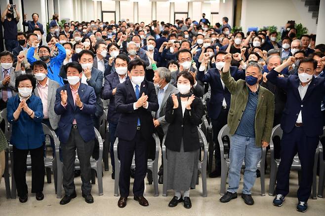 더불어민주당 오영훈 제주도지사 후보와 지지자들이 1일 오후 제주시 신광로 선거사무소에서 방송3사 출구조사 결과를 보고 환호하고 있다. (사진= 연합뉴스)