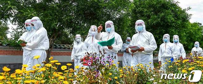 (평양 노동신문=뉴스1) = 북한의 신종 코로나바이러스 감염증(코로나19) 방역 모습. [국내에서만 사용가능. 재배포 금지. DB 금지. For Use Only in the Republic of Korea. Redistribution Prohibited] rodongphoto@news1.kr