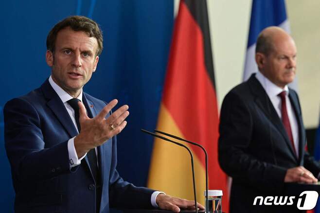 에마뉘엘 마크롱 프랑스 대통령이 9일 베를린 총리 관저에서 올라프 숄츠 독일 총리와 기자회견을 하고 있다. © AFP=뉴스1 © News1 우동명 기자