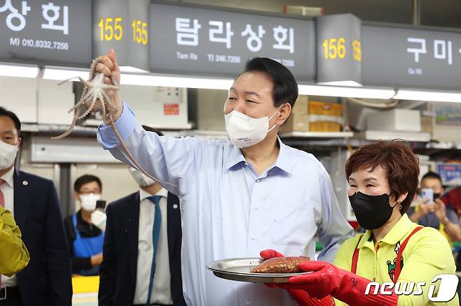 윤석열 대통령이 31일 부산 중구 자갈치시장을 찾아 산낙지를 들어보이고 있다. (대통령실 제공) 2022.5.31/뉴스1 © News1 안은나 기자