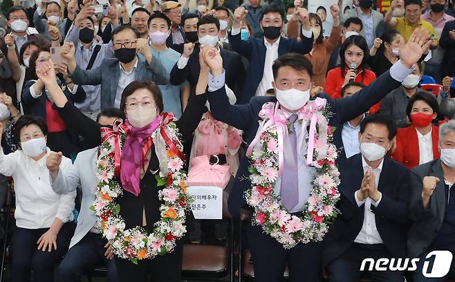 김영환 국민의힘 충북지사 후보 내외가 1일 충북 청주시 후원회 사무소에서 당선이 확실해지자 꽃목걸이를 걸고 환호하고 있다. 2022.6.1/뉴스1 © News1 김용빈 기자