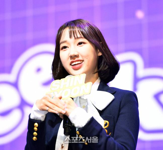 그룹 위클리(WEEEKLY)의 멤버 신지윤이 2020년 6월 30일 신한카드 판스퀘어에서 열린 데뷔 쇼케이스 무대에서 인사말을 하고 있다.