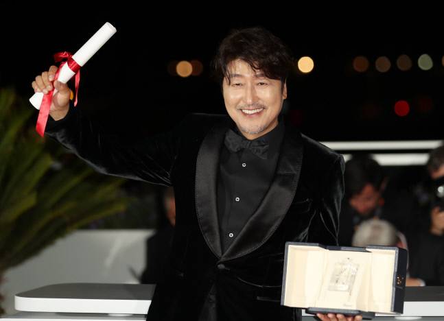 제75회 칸 국제영화제에서 남우주연상을 수상한 한국 배우 송강호. 신화연합뉴스.